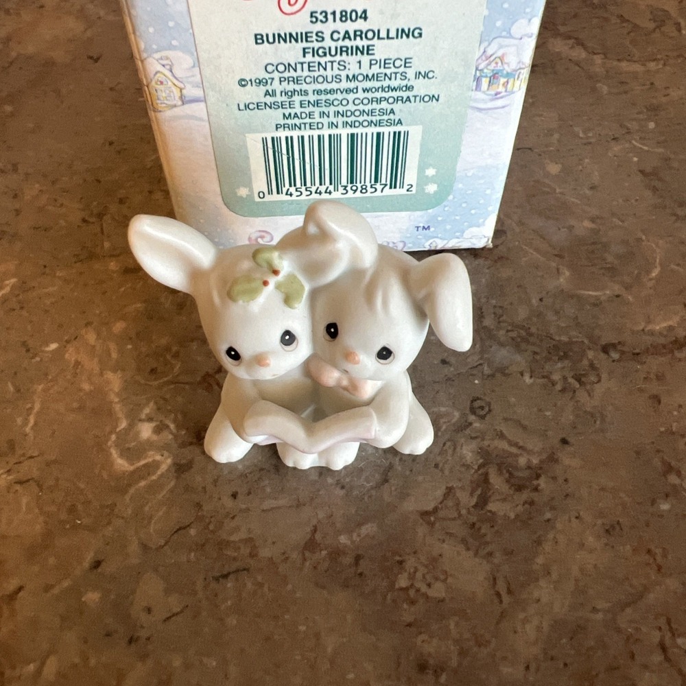 Precious Moments SUGAR TOWN Bunnies Carolling  Figurine  1997